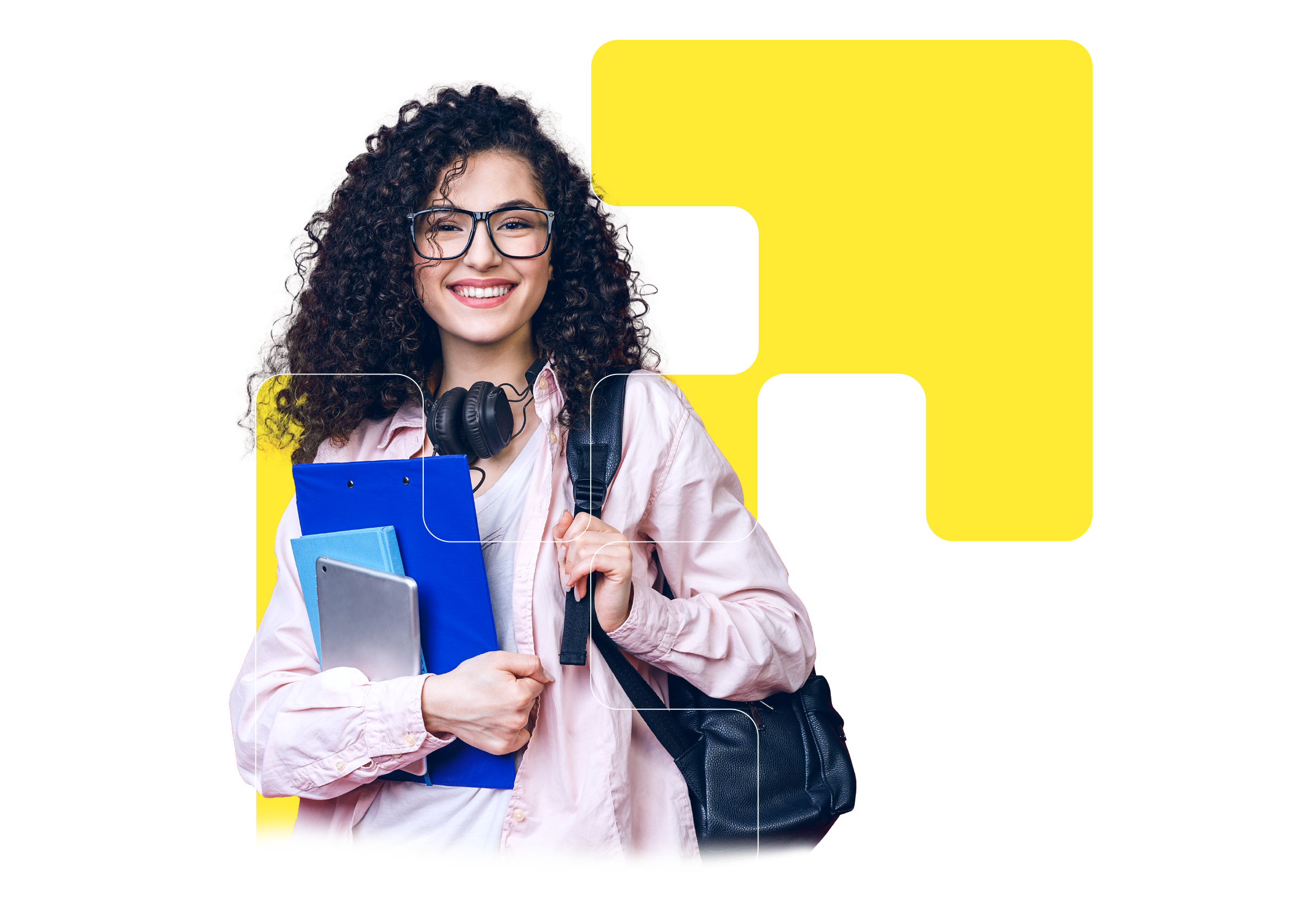 Mulher cabelos cacheados sorrindo com livros na mão, bolsa e fone de ouvido