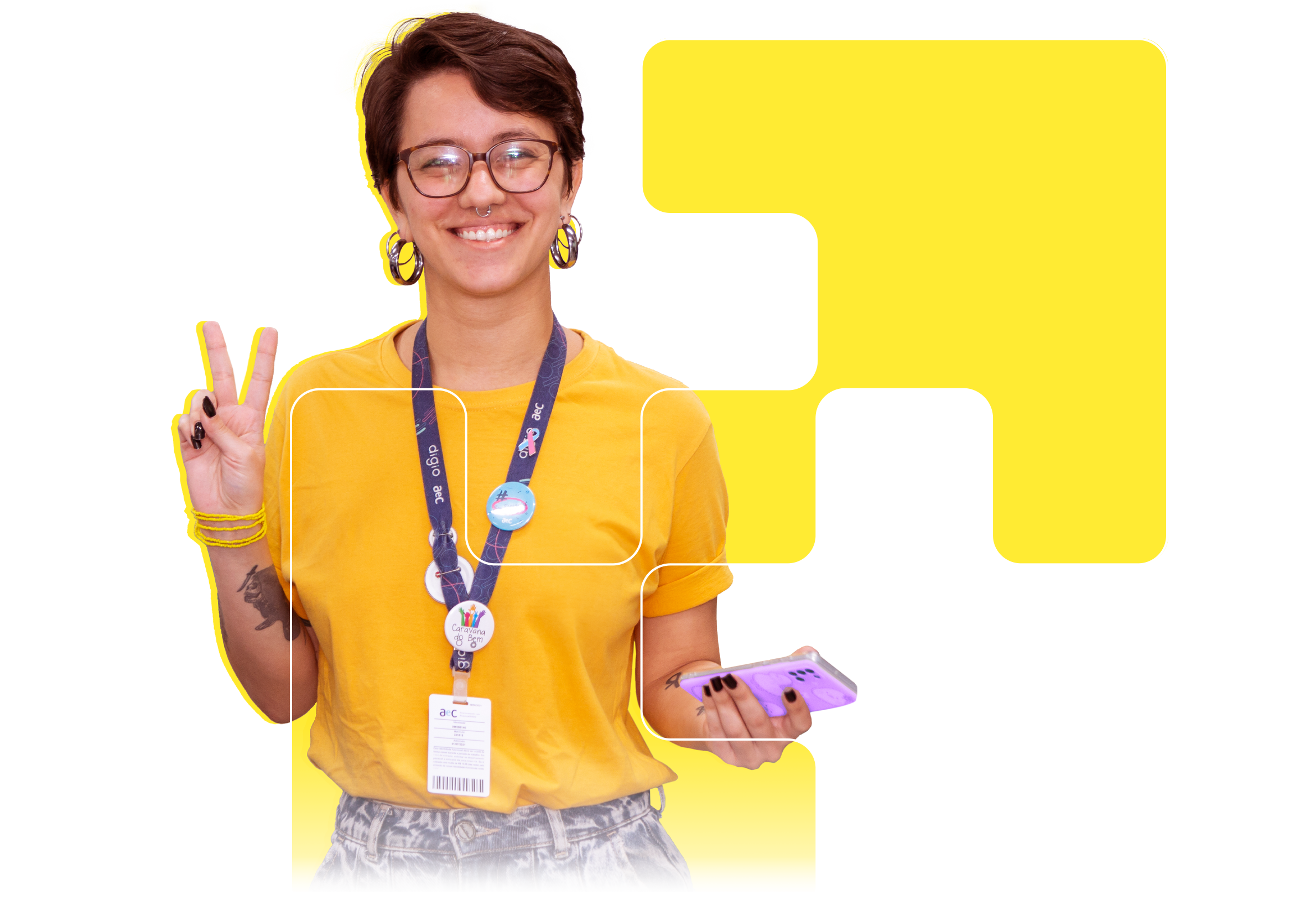 Mulher branca com cabelo curto sorrindo fazendo um V com os dedos e segurando celular na mão esquerda