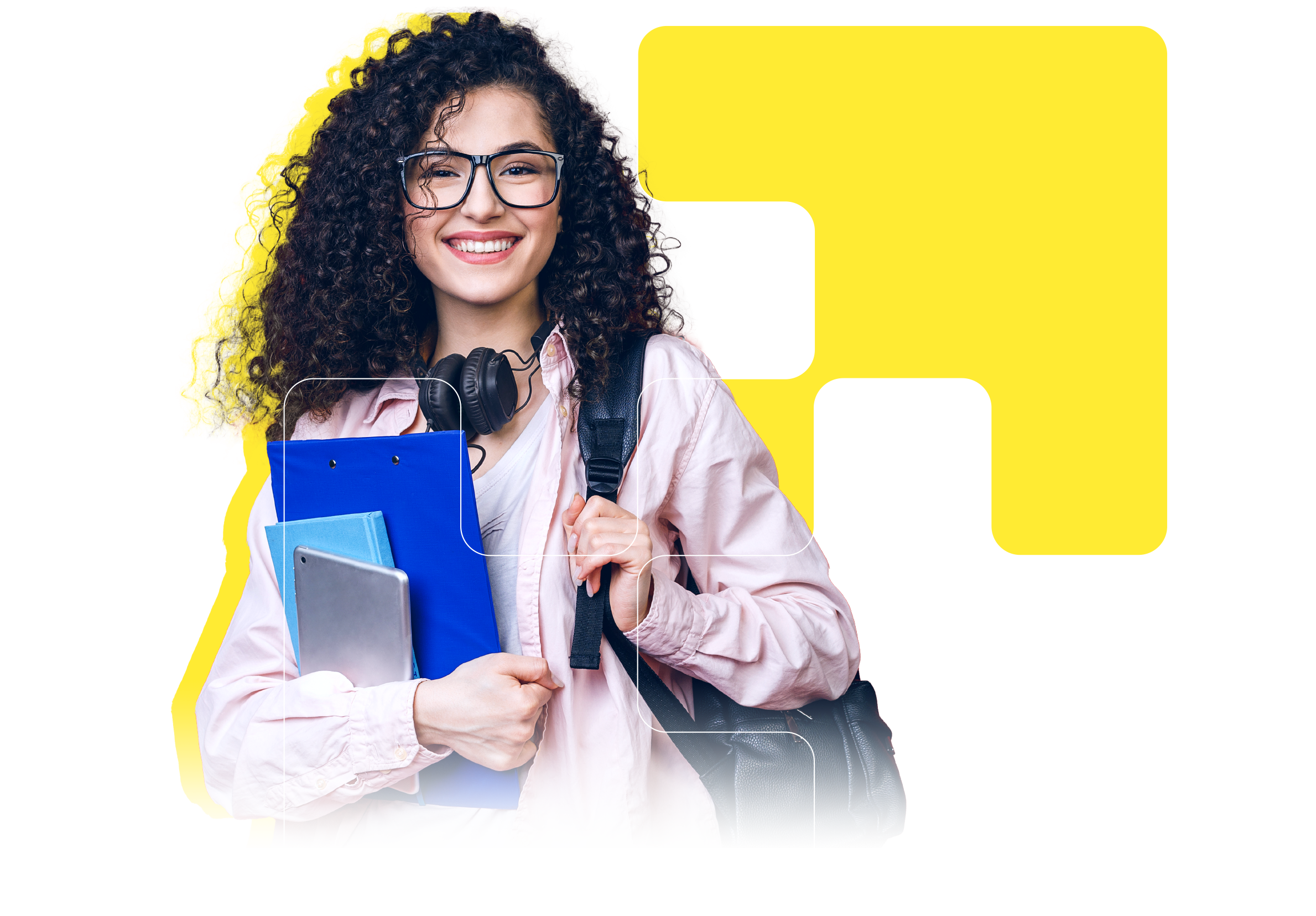 mulher parda cabelo cacheado com livro na mão sorrindo