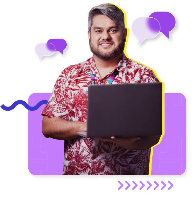 Homem branco com cabelo grisalho barbudo com notebook na mão